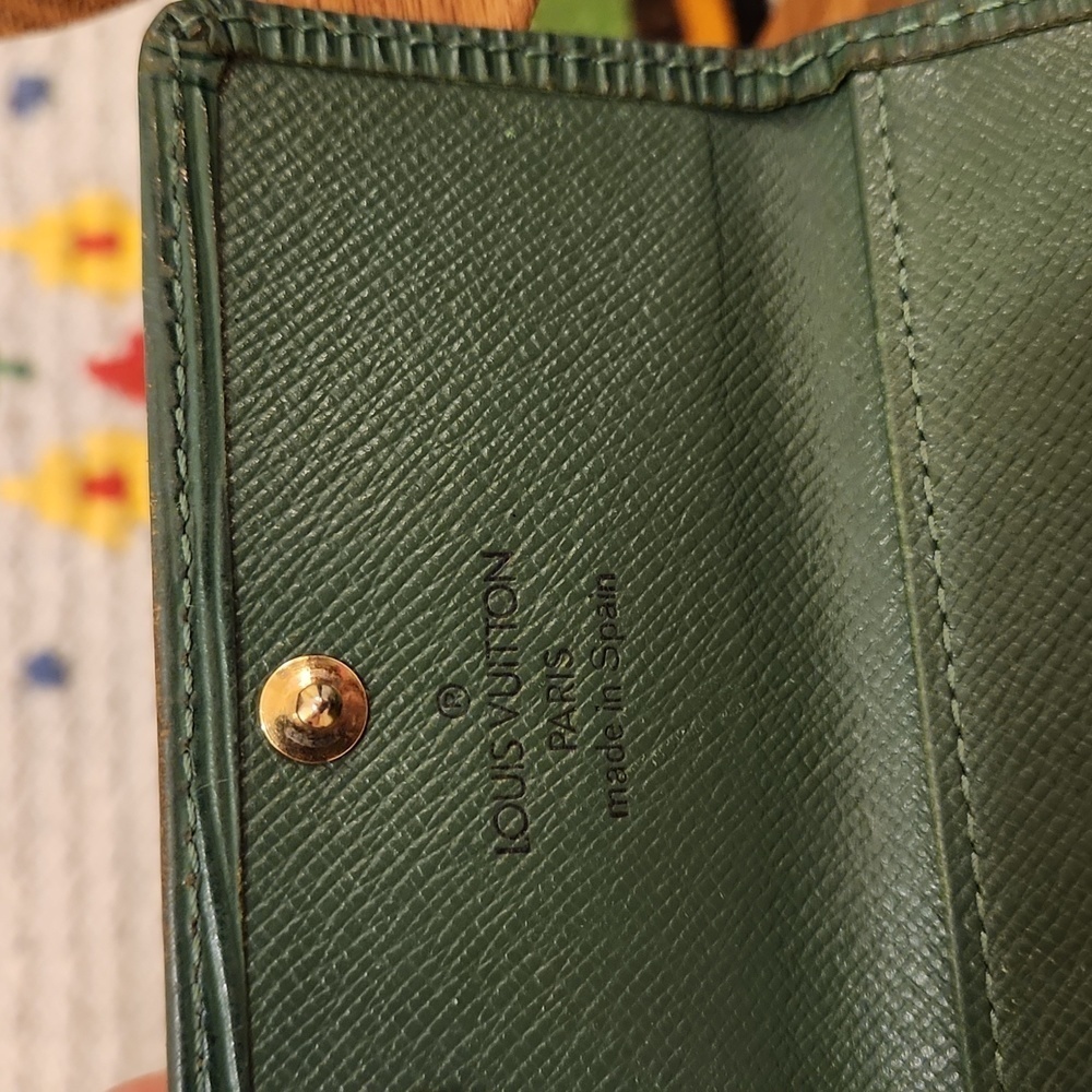 AUTHENTIC Louis Vuitton Green Epi Key Card Holder - Picture 7 of 10